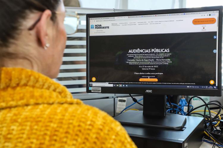 Mulher acessando a plataforma das audiências públicas